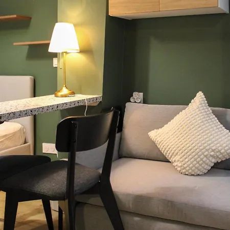 2 Steps From The Musee Grevin *