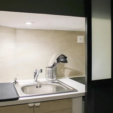 2 Steps From The Musee Grevin * パリ