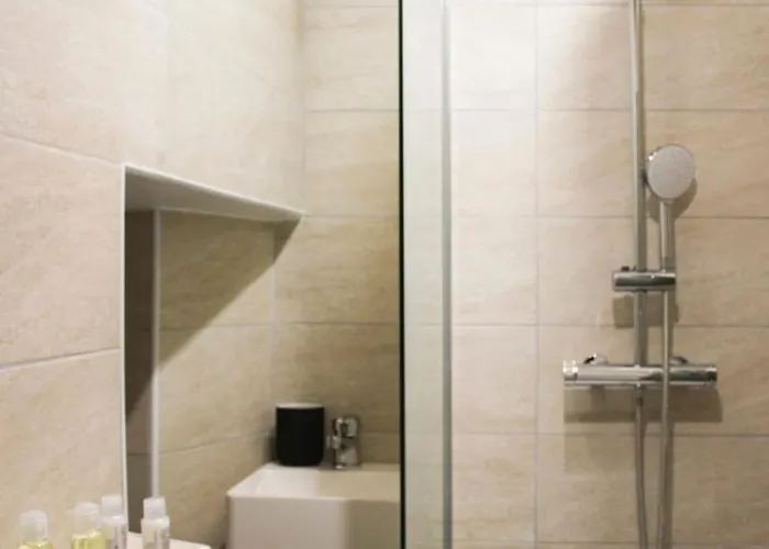 2 Steps From The Musee Grevin باريس