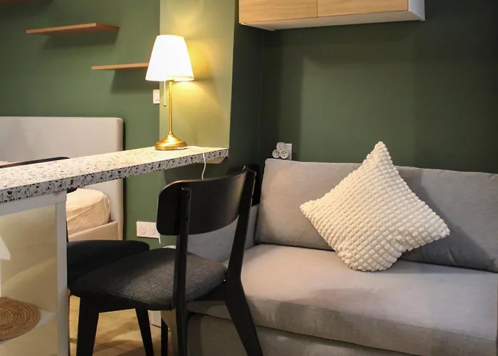 2 Steps From The Musee Grevin *