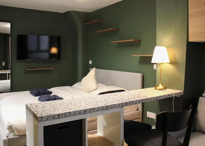 2 Steps From The Musee Grevin פריז