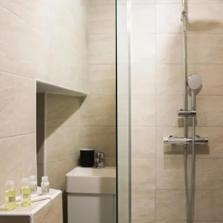 2 Steps From The Musee Grevin 파리